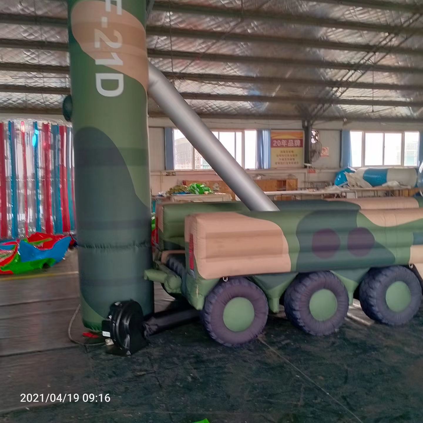 平定军事演习中的充气目标车辆：模拟发射车雷达车坦克飞机